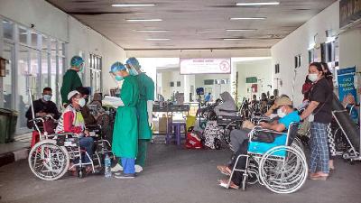 Petugas medis melakukan perawatan pada pasien COVID-19 di selasar Ruang IGD RSUD Cengkareng, Jakarta, 23 Juni 2021. TEMPO/Hilman Fathurrahman W