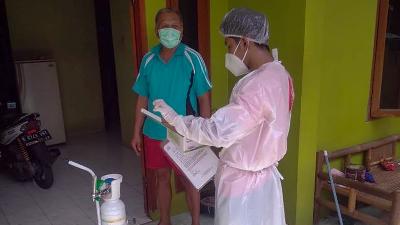 Relawan GITA  mengantarkan pinjaman tabung oksigen kepada keluarga pasien Covid-19 isolasi mandiri di Kecamatan Larangan, Tangerang, 6 Juli 2021. Dokumentasi GITA