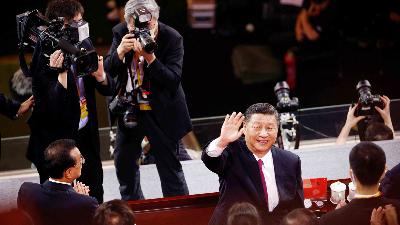 Presiden Cina Xi Jinping melambaikan tangan kepada penonton usai pertunjukan memperingati 100 tahun berdirinya Partai Komunis Cina di Stadion Nasional di Beijing, Cina, 28 Juni 2021. REUTERS/Thomas