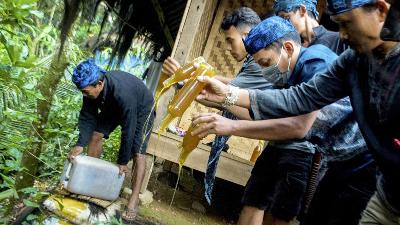 Warga Baduy membuang barang bukti madu palsu di Kampung Kaduketug, Lebak, Banten, 22 November 2020./ANTARA/Muhammad Bagus Khoirunas 
