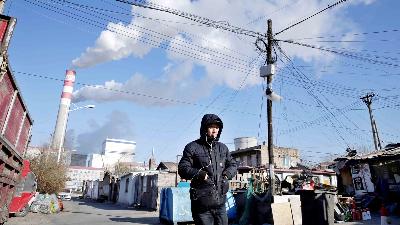 Kota dengan latar belakang pembangkit listrik tenaga batu bara di Harbin, provinsi Heilongjiang, Cina 27 November 2019. REUTERS/Jason Lee/File Photo
