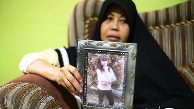 Zahara, ibu kandung Harnovia Fitriani saat menunjukan foto mendiang anaknya, di Kabupaten Mempawah, 9 Juli 2021./Arief Nugroho
