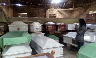 Seorang memeriksa peti mati yang dipesan untuk dikirim ke wilayah Lebak, Banten di Cileungsi, Kabupaten Bogor, Jawa Barat, 6 Juni 2021. TEMPO/M.A MURTADHO