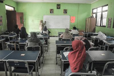 Seorang guru menjelaskan materi kepada siswa saat pembelajaran tatap muka di salah satu sekolah di Kota Bekasi, Jawa Barat, 22 Maret 2021. TEMPO / Hilman Fathurrahman W