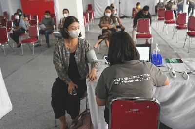 Pekerja swasta mengikuti proses vaksinasi COVID-19 pada program vaksinasi Gotong Royong di Sudirman Park Mall, Jakarta, 19 Mei 2021. TEMPO/Muhammad Hidayat