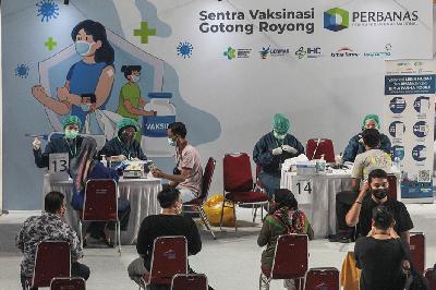 Suasana Vaksinasi Gotong Royong di Lapangan Tenis Indoor Senayan, Jakarta, 19 Juni 2021. TEMPO / Hilman Fathurrahman W