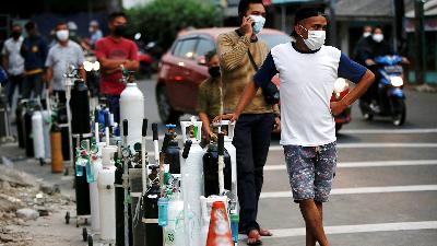 People queuing to refill oxygen tanks at a filling station in Jakarta as Indonesia experiences an oxygen supply shortage amid a surge of Covid-19 cases, July 5.
Reuters/Willy Kurniawan
