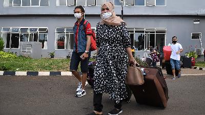 Indonesian migrant workers walking out of a building after undergoing quarantine at the Pademangan Athletes Dormitory Covid-19 Emergency Hospital, Jakarta, June 15.
Antara/M Risyal Hidayat
