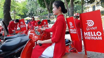 A woman, wearing the traditional Vietnamese long dress ao dai, promoting Go Viet, the Vietnamese version of the Indonesian Gojek company, during its launch ceremony in Hanoi, Vietnam, September 2018.
Reuters/Khanh Vu
