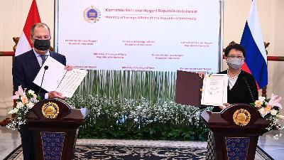 Russia's Foreign Minister Sergei Lavrov and Indonesia's Foreign Minister Retno Marsudi show documents during a press briefing following their meeting in Jakarta, Indonesia, July 6, 2021. Courtesy of Indonesia's Ministry of Foreign Affairs/Handout via REUTERS