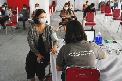 Karyawan swasta mengikuti program vaksinasi Gotong Royong Covid-19 yang diselenggarakan Kadin di Sudirman Park Mall, Jakarta, 19 Mei 2021. TEMPO/Muhammad Hidayat