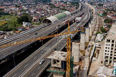 Pengerjaan struktur pier proyek Kereta Cepat Jakarta-Bandung (KCJB) di Gerbang Tol (GT) Cikunir 2, Bekasi Selatan, Jawa Barat, 22 Maret 2021. TEMPO/Tony Hartawan