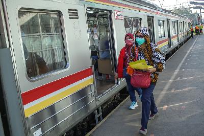 Calon penumpang kereta membawa dokumen perjalanan di Stasiun Bekasi, Kota Bekasi, Jawa Barat, 12 Juli 2021. TEMPO / Hilman Fathurrahman W