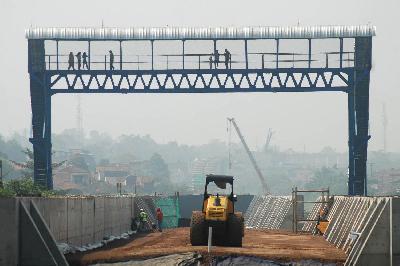 Warga melintasi jembatan penyeberangan orang (JPO) di atas proyek jalur Kereta Cepat Jakarta-Bandung (KCIB) di area Stasiun Padalarang, Kabupaten Bandung Barat, Jawa Barat, 12 April 2021. TEMPO/Prima Mulia