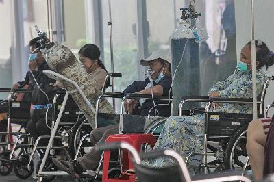 Deretan pasien Covid-19 yang menunggu untuk mendapatkan tempat tidur perawatan di IGD RSUD Cengkareng, Jakarta Barat, 23 Juni 2021. TEMPO / Hilman Fathurrahman W