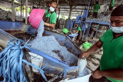 Pekerja memasukkan cacahan plastik di pabrik daur ulang botol plastik bekas Bali PET Recycling, Denpasar, Bali, 5 September 2017. Johannes P. Christo untuk TEMPO