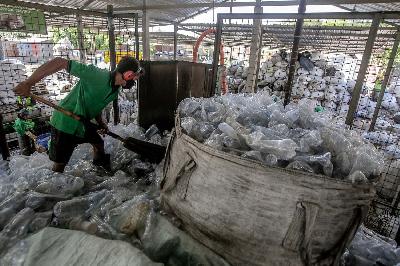 Pekerja memilih sampah botol plastik untuk didaur ulang di pabrik daur ulang botol plastik bekas Bali PET Recycling, Denpasar, Bali, 5 September 2017. Johannes P. Christo untuk TEMPO