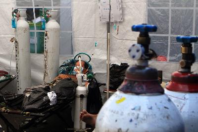 Pasien terkonfirmasi Covid-19 menggunakan bantuan oksigen di unit perawatan intensif (ICU) rumah sakit, Yogyakarta, 10 Juli 2021. Devi Rahman/INA Photo Agency/Sipa USA via Reuters