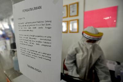 Pengumuman penundaan vaksinasi Gotong Royong berbayar di Apotek Kimia Farma, Jakarta, 12 Juli 2021.  Tempo/Tony Hartawan
