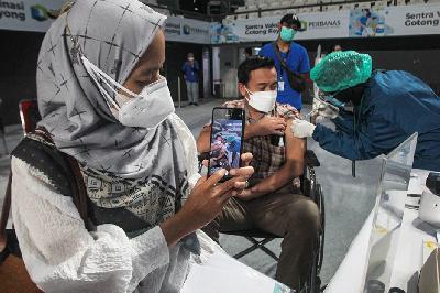Vaksinasi Gotong Royong dosis pertama di Lapangan Tenis Indoor Senayan, Jakarta, 19 Juni 2021. TEMPO / Hilman Fathurrahman W