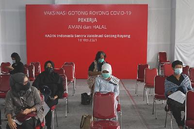 Pekerja swasta mengikuti proses sebelum mendapatkan vaksin COVID-19 pada program Kadin Indonesia Sentra Vaksinasi Gotong Royong di Sudirman Park Mall, Jakarta, Rabu, 19 Mei 2021. TEMPO/Muhammad Hidayat