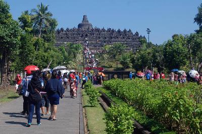 Wisatawan mengunjungi Candi Borobudur yang dikelola PT Taman Wisata Candi Borobudur di Magelang, Jawa Tengah, 16 Juni 2018. TEMPO/Abdi Purmono