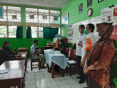 Pendistribusian Bantuan Sosial Tunai (BST) di SD Negeri 13 Pagi Kelurahan Malaka Sari, Kecamatan Duren Sawit, Jakarta Timu, 13 Januari 2021. timur.jakarta.go.id