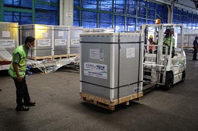 Pekerja membongkar muat kontainer berisi vaksin COVID-19 Sinopharm setibanya di Terminal Cargo, Bandara Internasional Soekarno Hatta, Tangerang, Banten, 13 Juli 2021. ANTARA/Fauzan