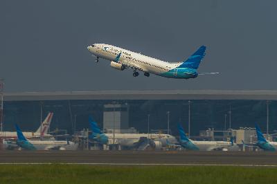 Pesawat Garuda Indonesia lepas landas di Bandara Internasional Soekarno Hatta, Cengkareng, Tangerang, Banten, 7 Juni 2021. TEMPO/Tony Hartawan