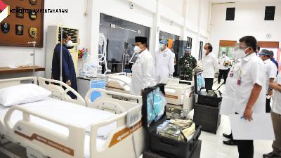 Kementerian Pertahanan mengubah fasilitas pendidikan kementerian menjadi rumah sakit darurat Covid-19 untuk mendukung pelayanan kesehatan di RS dr. Suyoto di Bintaro, Jakarta Selatan. Sebanyak 1.650 tempat tidur disiapkan.

