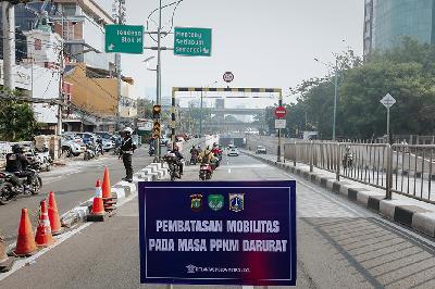 Blokade jalan pada masa Perberlakukan Pembatasan Kegiatan Masyarakat Darurat di Underpass Mampang, Jakarta Selatan, 15 Juli 2021. TEMPO/M Taufan Rengganis