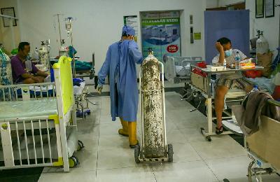 Sejumlah tempat tidur terisii oleh pasien Covid-19 di ruang ICU, Rumah Sakit Umum Daerah (RSUD) Tipe D Kramat Jati, Jakarta, 8 Juli 2021. TEMPO / Hilman Fathurrahman W