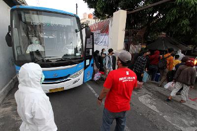 Sejumlah orang tanpa gejala berdatangan dengan menggunakan bus untuk melakukan isolasi di SDN Cemara Dua, Solo, Jawa Tengah, 6 Juli 2021. Tempo/Bram Selo