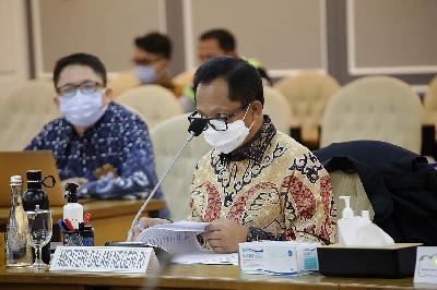 Menteri Dalam Negeri Tito Karnavian mengikuti rapat dengan Pansus RUU Otsus Papua di Kompleks Parlemen, Senayan, Jakarta, 8 April 2021. TEMPO/M Taufan Rengganis