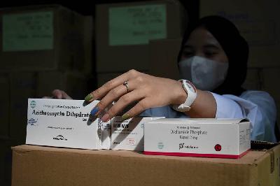 Petugas mengambil obat-obatan dan vitamin untuk pasien Covid-19 di instalasi farmasi  Dinas Kesehatan Kota Bandung, Jawa Barat, 15 Juli 2021. TEMPO/Prima Mulia