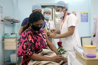 Petugas kesehatan menyuntikan vaksin Covid-19 untuk warga di sebuah pusat medis di Mumbai, India, 16 Januari 2021. REUTERS/Francis Mascarenhas
