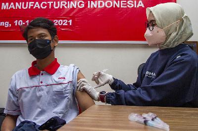 Petugas kesehatan menyuntikkan vaksin Covid-19 kepada karyawan perusahaan saat pelaksanaan vaksinasi gotong royong di PT Toyota Motor Manufacturing Indonesia, Karawang, Jawa Barat, 10 Juli 2021. Antara/Muhamad Ibnu Chazar