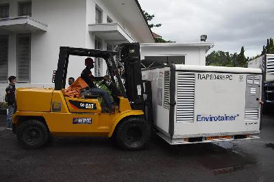 Petugas mengangkut kontainer bermuatan bahan baku vaksin Covid-19 Sinovac di PT Bio Farma, Bandung, 25 Maret 2021. TEMPO/Prima Mulia