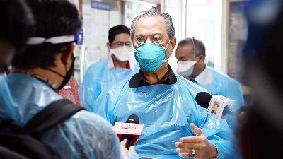 Perdana Menteri Malaysia Muhyyidin mengunjungi Rumah Sakit Tengku Ampuan Rahimah, guna meninjau kesiapan menangani pasien Covid-19, di Selangor, Malaysia, 13 Juli 2021. Facebook Official Muhyydin