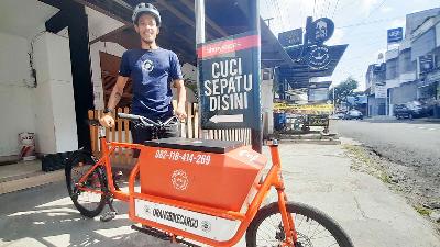 Sandi Hendrayana, pendiri Orangbike Messenger Service, kurir bersepeda di Cihideng, Tasikmalaya, Jawa Barat, 16 Juli 2021. Rommy Roosyana
