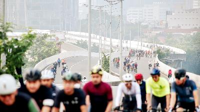 Pesepeda melintasi Jalan Layang Non-Tol (JLNT) Kampung Melayu-Tanah Abang, Jakarta,  23 Mei 2021.  TEMPO/M Taufan Rengganis