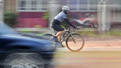 Pesepeda road bike melintasi jalur khusus sepeda di Jambi, 6 Juni 2021./ANTARA/Wahdi Septiawan