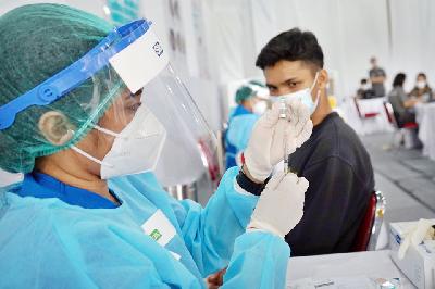 Petugas medis menyiapkan vaksin COVID-19 Sinopharm saat program vaksinasi Gotong Royong di Sudirman Park Mall, Jakarta, 19 Mei 2021. TEMPO/Muhammad Hidayat