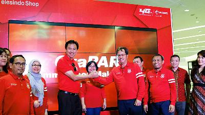 Hengky Setiawan (fourth from left) at the opening ceremony of Telkomsel’s Grapari customer service center with Telesindo Shop at Summarecon Mall Serpong, Banten, in 2016.
Telkomsel Doc.
