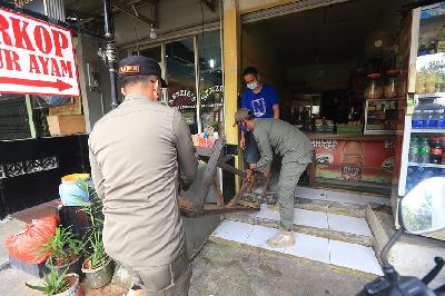 Razia gabungan tempat usaha pada pelaksanaan Pemberlakuan Pembatasan Kegiatan Masyarakat Darurat di kawasan Condet, Jakarta, 7 Juli 2021. TEMPO/Subekti.