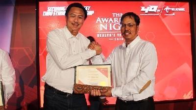 Telesindo Shop CEO Hengky Setiawan (left) and Telkomsel Director of Sales Mas’ud Khamid pose for a photo during the Telkomsel Dealer Award 2016, in February  2016. 
tiphone.co.id
