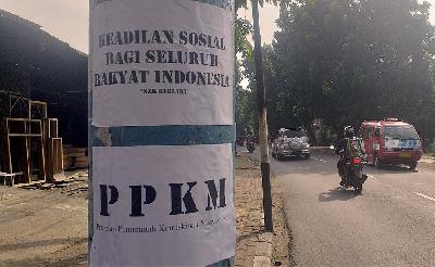 Sejumlah poster terkait kemiskinan dan penanganan Covid 19 di sekitar kawasan Cipayung, Jakarta, 9 Juli 2021. TEMPO/Subekti.