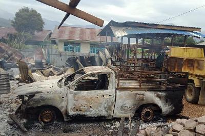 Kendaraan dan bangunan rusak dibakar di Kabupaten Dogiyai, Papua, Juli 2021. Dok. Polda Papua