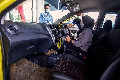 Calon pembeli mencoba mobil di Showroom Auto2000 Kapuk, Jakarta, 16 Maret 2021. Tempo/Tony Hartawan