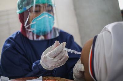 Tenaga kesehatan menyuntikkan vaksin COVID-19 di Rusun Jatinegara Kaum, Jakarta, 19 Juli 2021.  TEMPO / Hilman Fathurtahman W